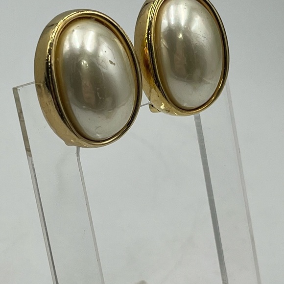 Christian Dior Vintage Gold Tone Oval Clip On Earrings Faux Pearl Cabochon - Picture 7 of 16